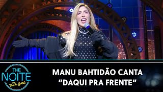 Manu Bahtidão canta 'Daqui Pra Frente' | The Noite (13/12/23)
