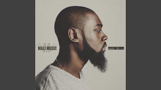 Video thumbnail of "Mali Music - Walking Shoes"