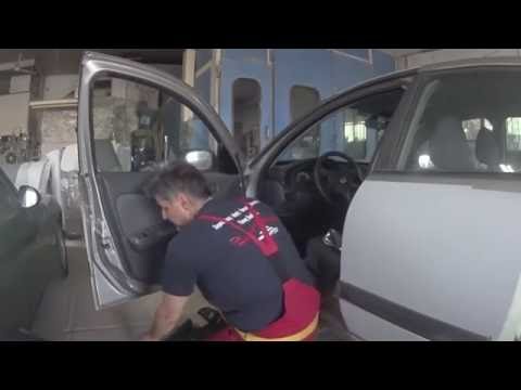Βίντεο: Πώς αφαιρείτε το πάνελ της πόρτας σε ένα Nissan Sentra;