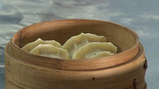 Иностранцы пробуют блюда китайской кухни: пельмени Иностранцы пробуют блюда китайской кухни: пельмени