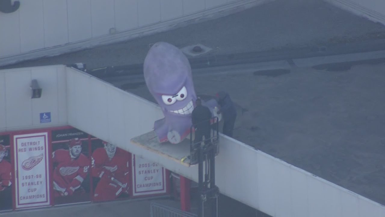 Al the Octopus' returns to the Joe Louis Arena roof 