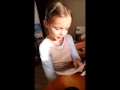 Ника 5 лет 1 мес поёт с листа песню на английском