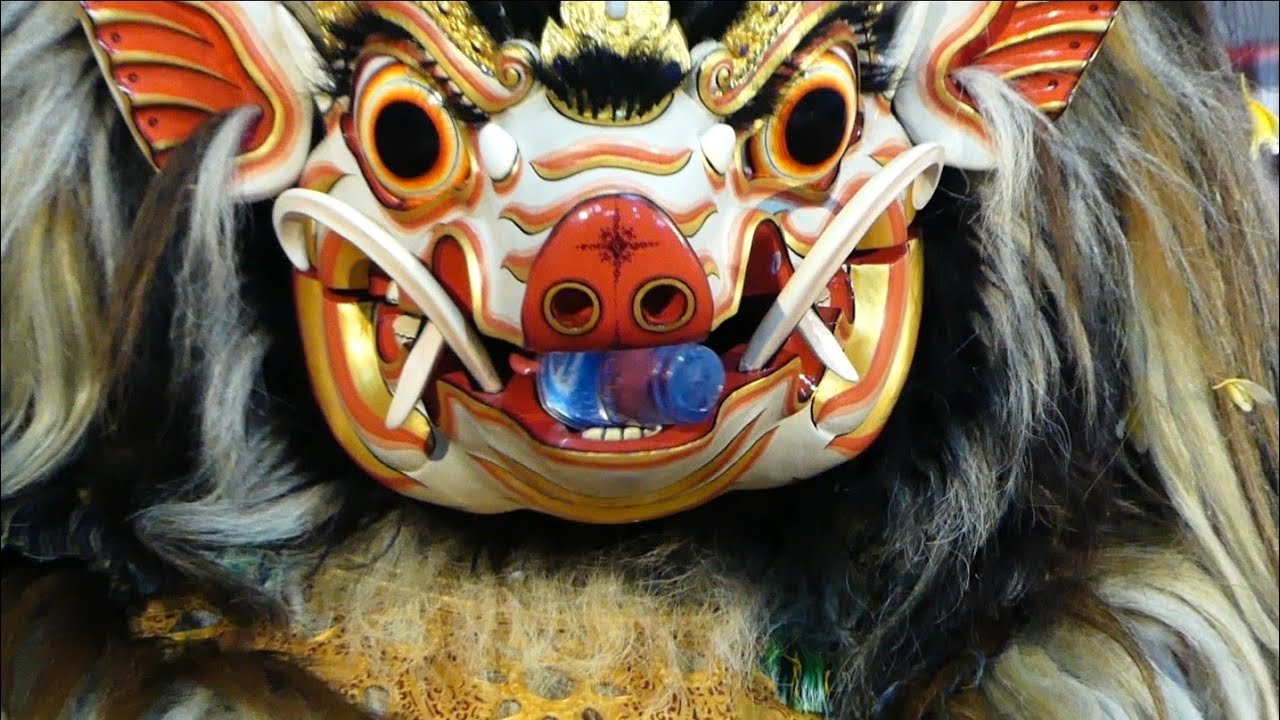 BARONG BANGKUNG AYU LENDRIS MAKAN AQUA BERSAMA TOKOH MASYARAKAT