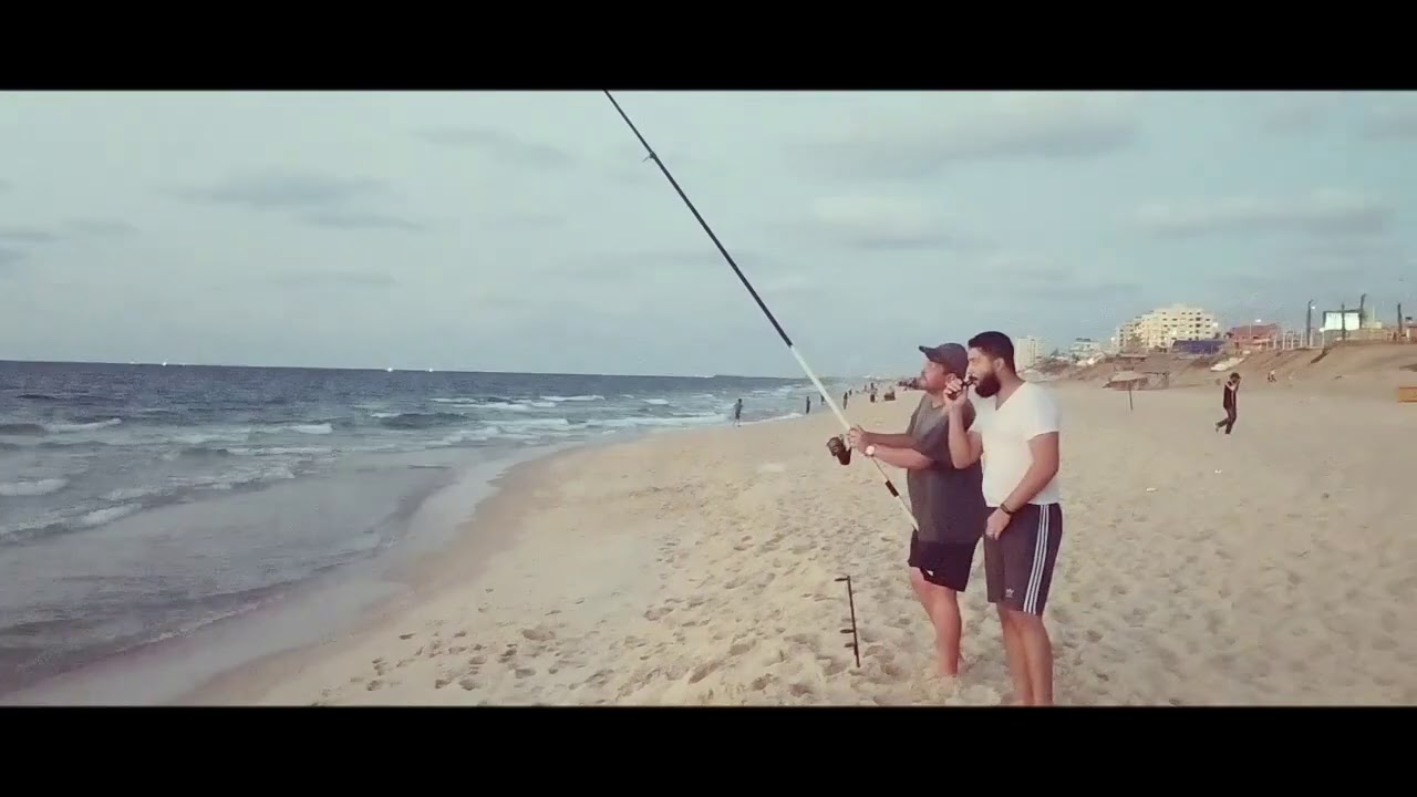 صيد أكبر سمكة بالقصبة على شاطئ غزة