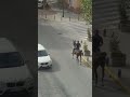 فارس يتجول بفرسه في الشارع الى جانب السيارات....caballo  paseando en la calle juntos a los coches