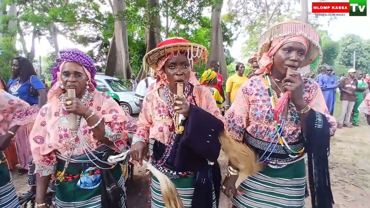 Deuxième sortie des femmes du bois sacré avec la REINE ALLISSEENE EBE DIATTA de haer 