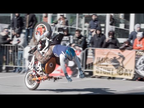 Βίντεο: Stunt ιππασία - εντυπωσιακή και επικίνδυνη οδήγηση μοτοσικλέτας