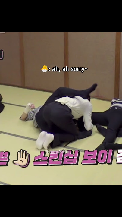 hyunjin catching felix with his leg #felix #hyunjin #hyunlix #straykids #skz #stay