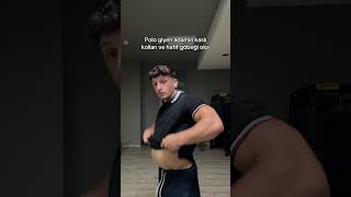 Polo Yaka Giyen Adamın Kaslı Kolları Ve Hafif Göbeği Olur