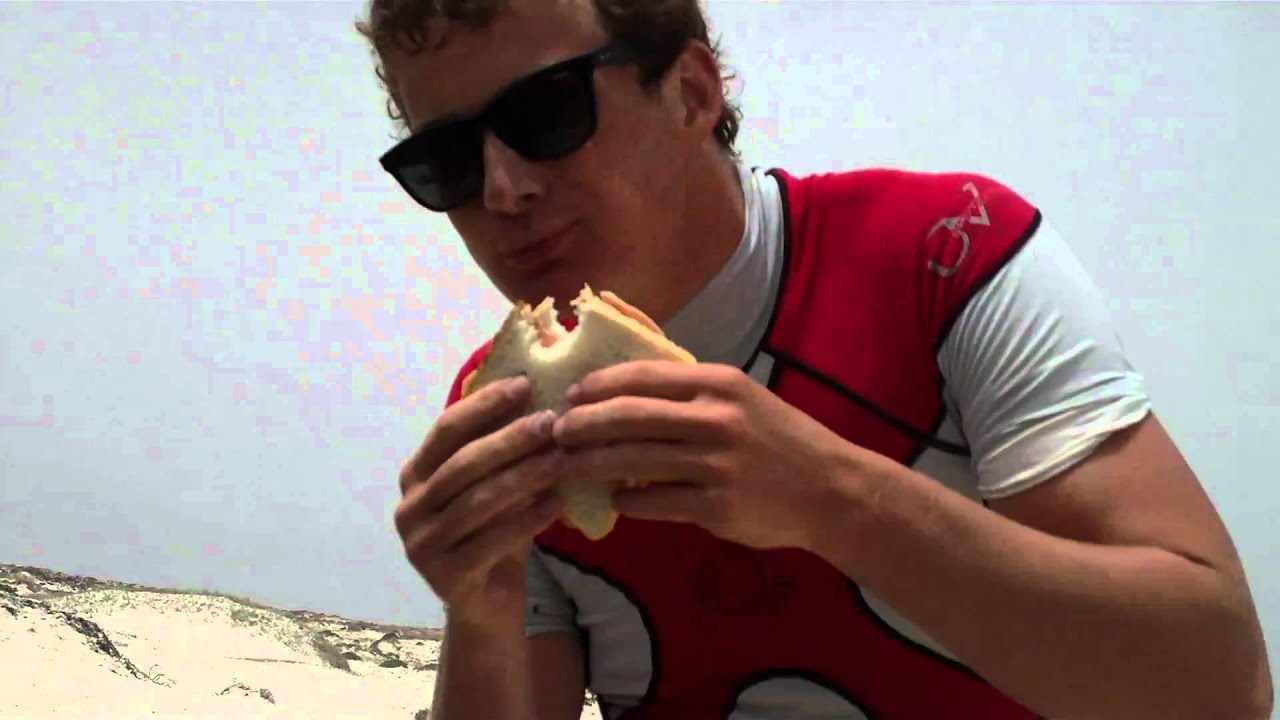 Martijn and Joggli eating bread @ el cotillo lagoon