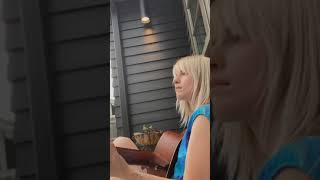 Hayley Williams “amateur hour/self-serenades” Net Worth