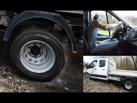 batan kamyon in çamur patinaj Ford Transit battık stuck truck spinning and burnout dually tires