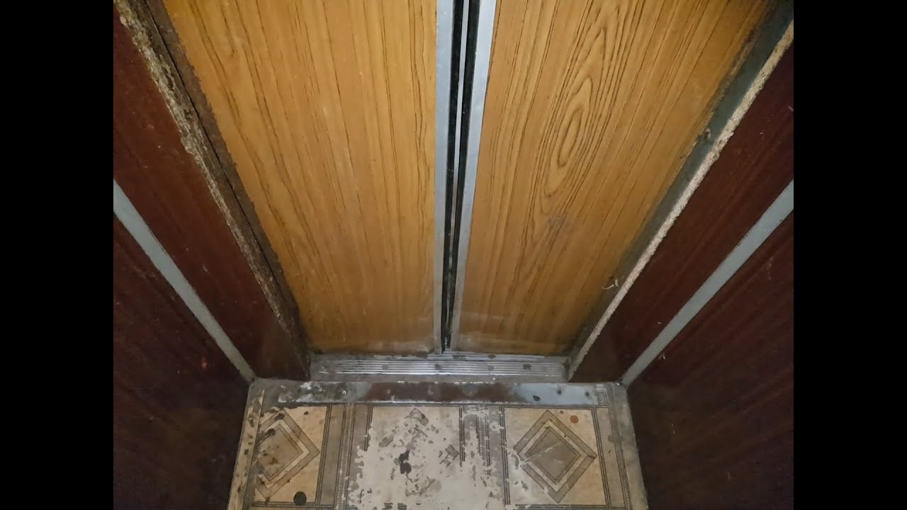 469) Лифт МЛЗ с двигателем АС-62 и вишнёвым купе. Раб. с 1982 по 2023 годы, 0,71 м/с. 2023 год.