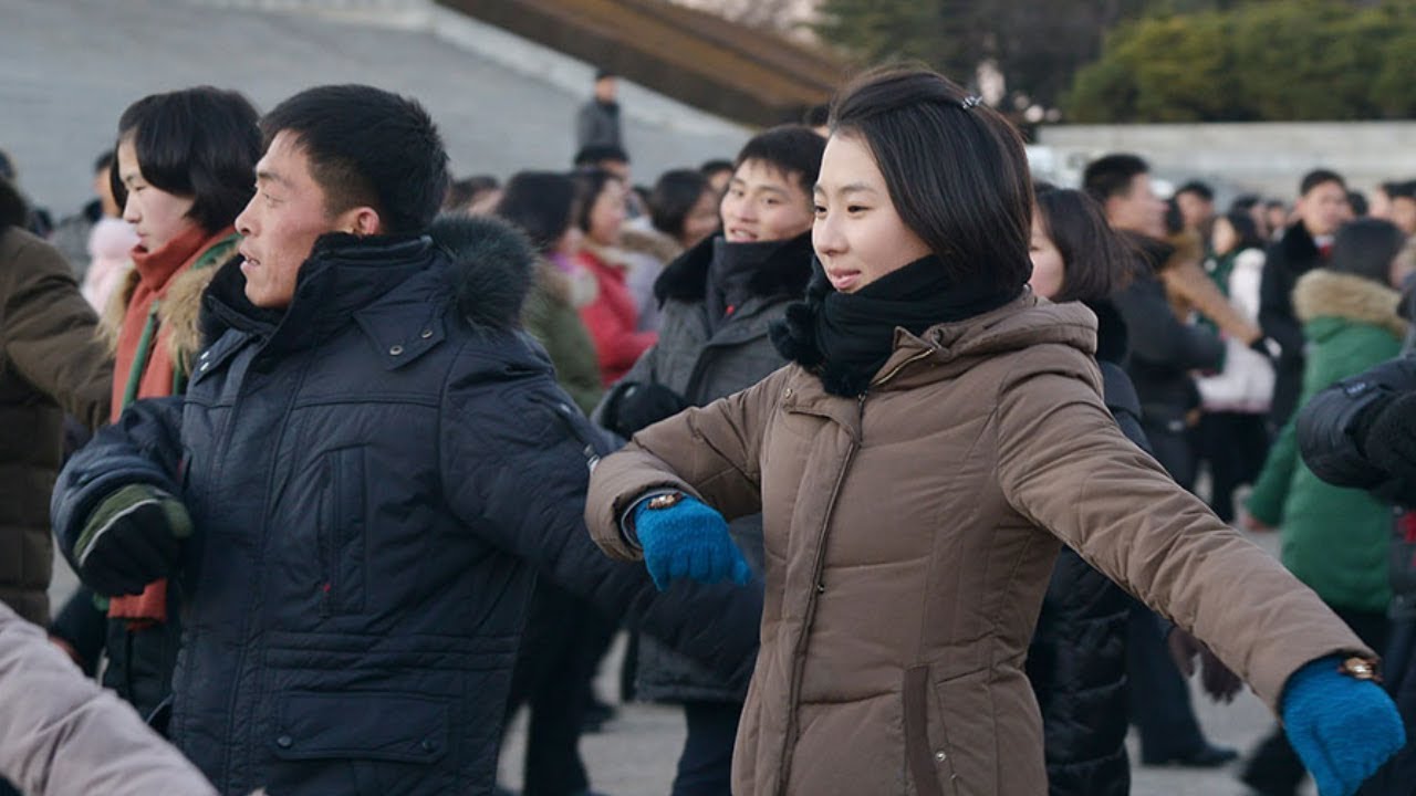 Каждый день везде в столице проводятся торжественные танцы тружеников, молодежи и студентов