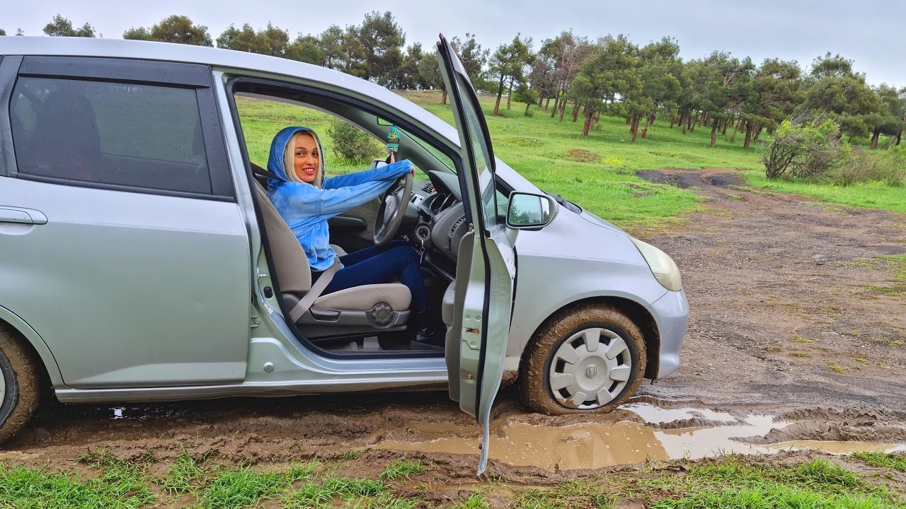 car stuck girl IN THE MUD / DESERT tires spinning wheel pedalpumping