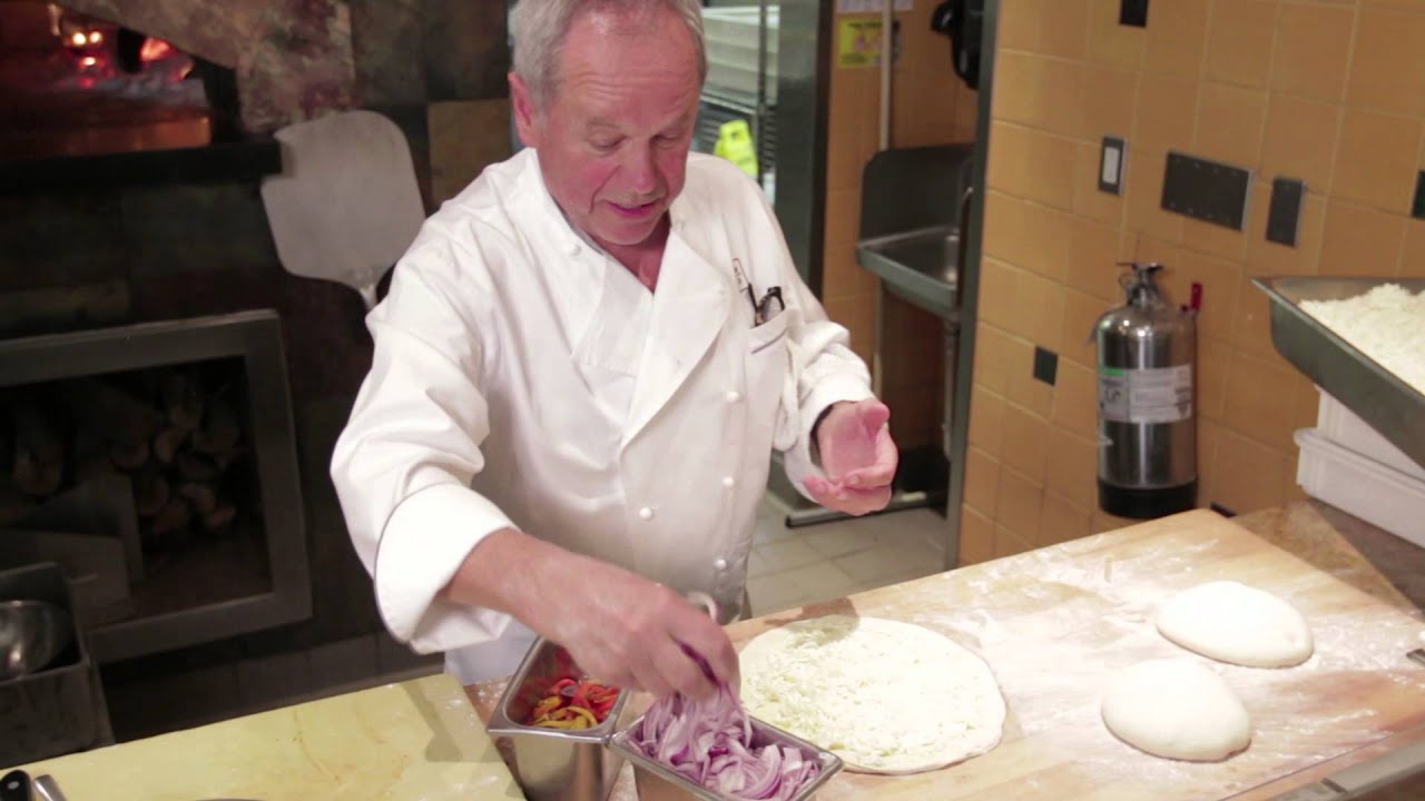 People Cooking Things: How to Make Barbecue Chicken Pizza, with Wolfgang Puck