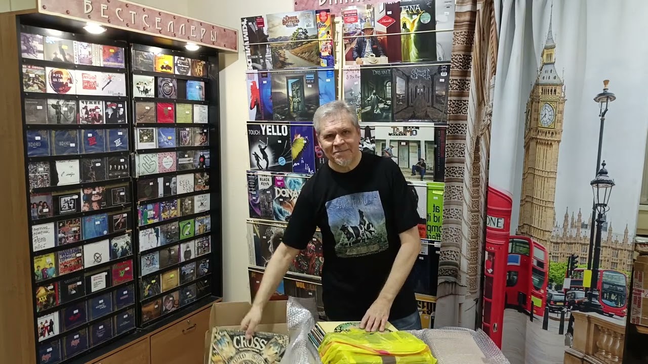 "Музыкальный Бомонд"(ул. Звездинка, д.9) в Нижнем Новгороде. Часть 2: Распаковка винила. Начало