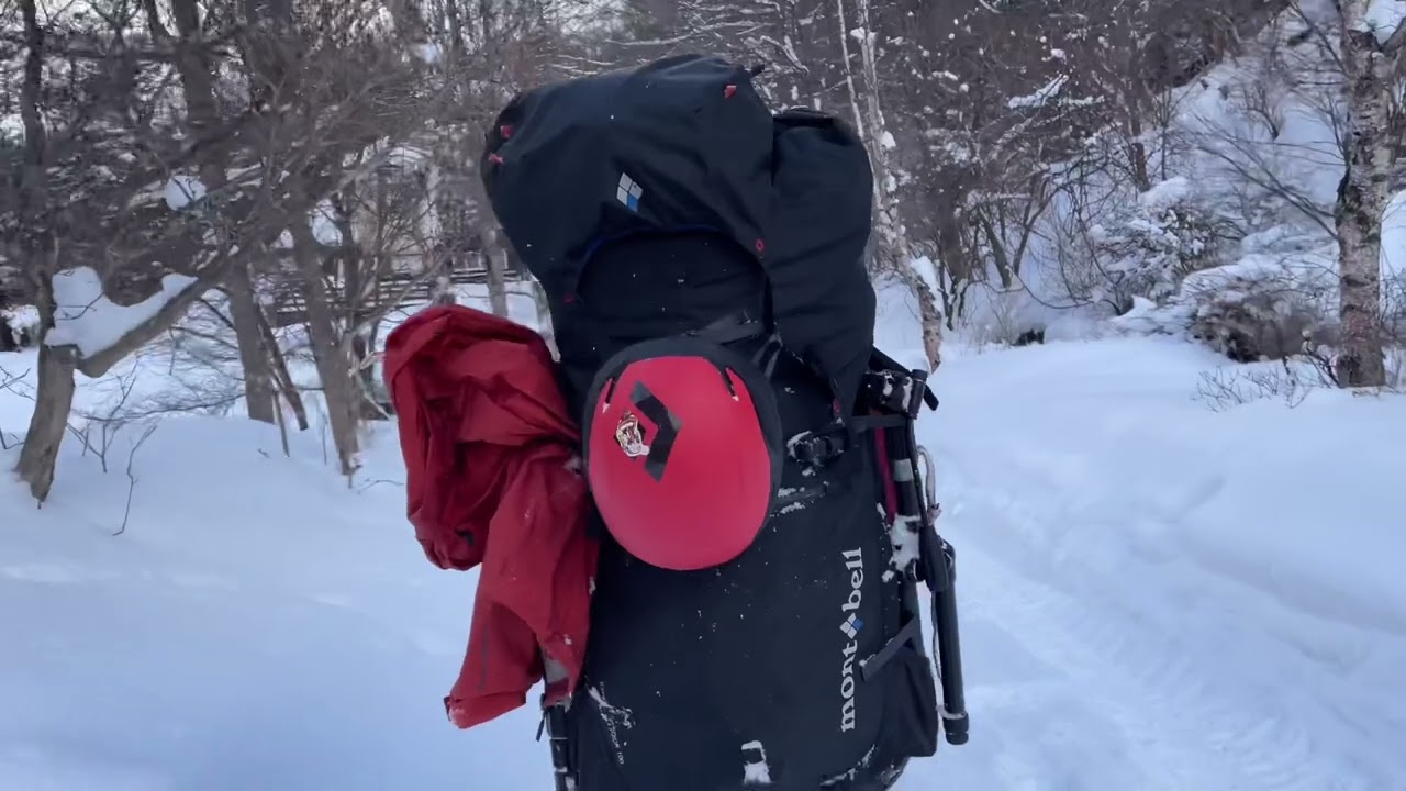 歩荷するショーンさんと山屋ーズ