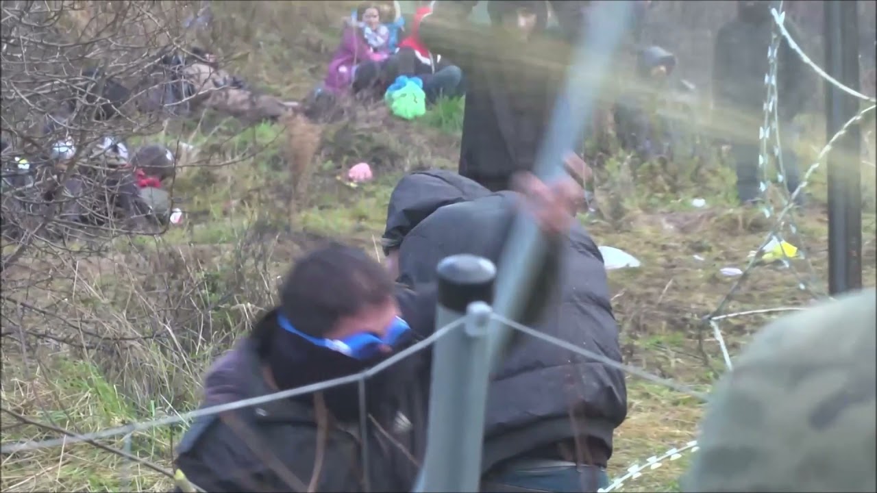 Granica polsko-białoruska. Migranci atakują polskie zabezpieczenia | Poland Belarus border conflict