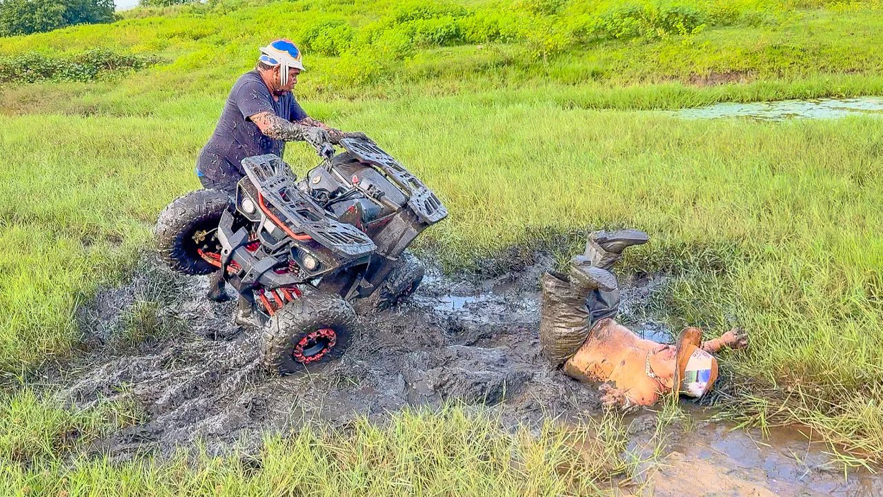 GALO CEGO PEGOU AR E VIROU QUADRICICLO DE PILILIU NA LAMA 😱 | PILILIU DA RESENHA