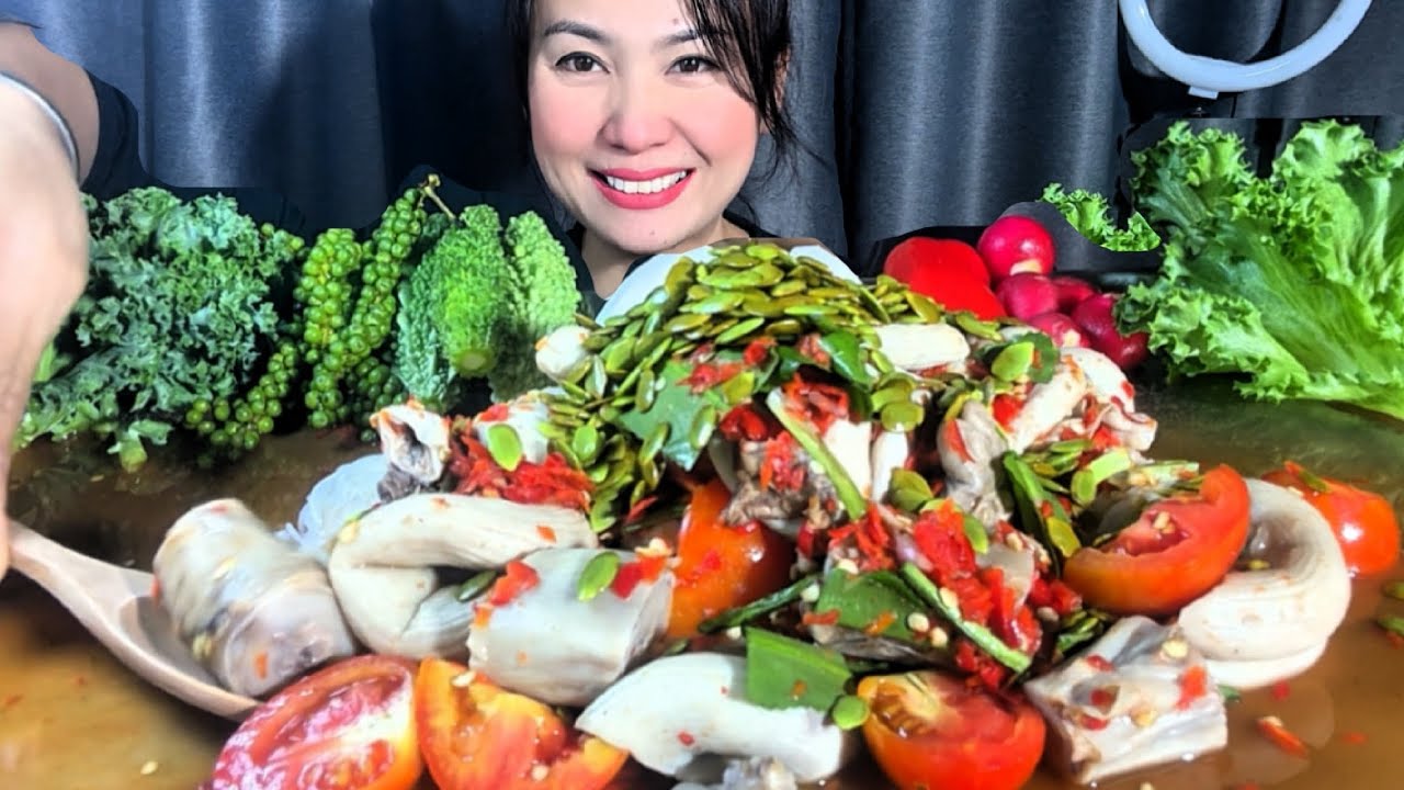 Thaifood ASMR ตำไส้ตัน น้ำปลาร้านัวๆ อร่อยครบรส Pork intestine spicy papaya salad MUKBANG show 
