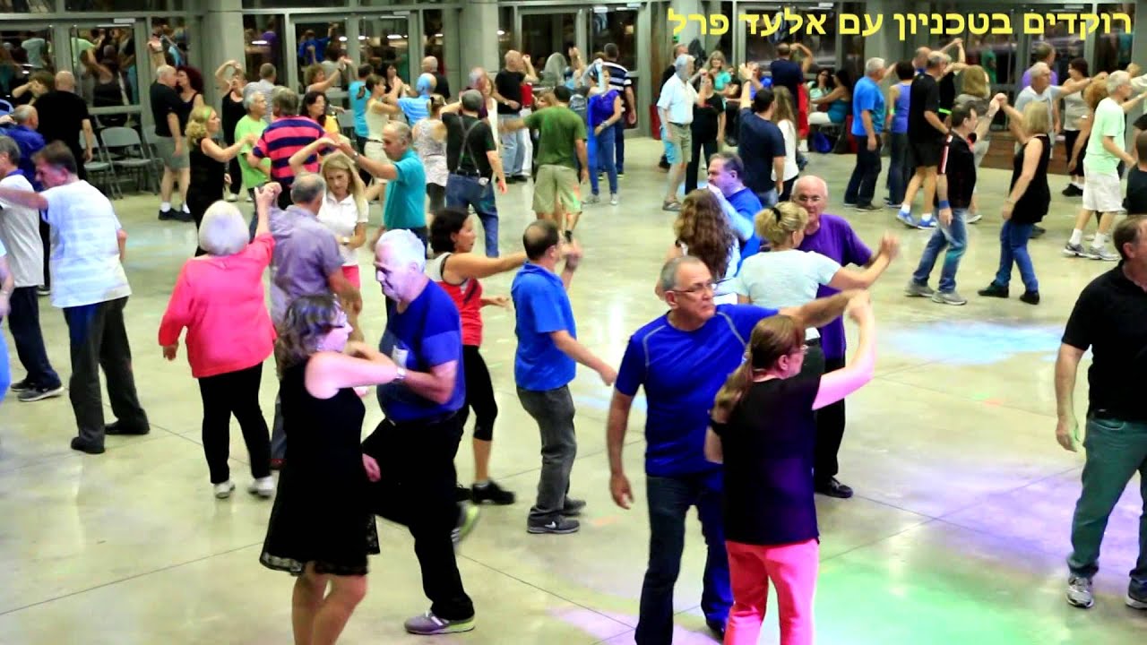 רוקדת ברחובות