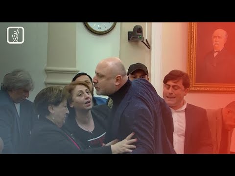 ხმაური ბათუმის საკრებულოს სხდომაზე