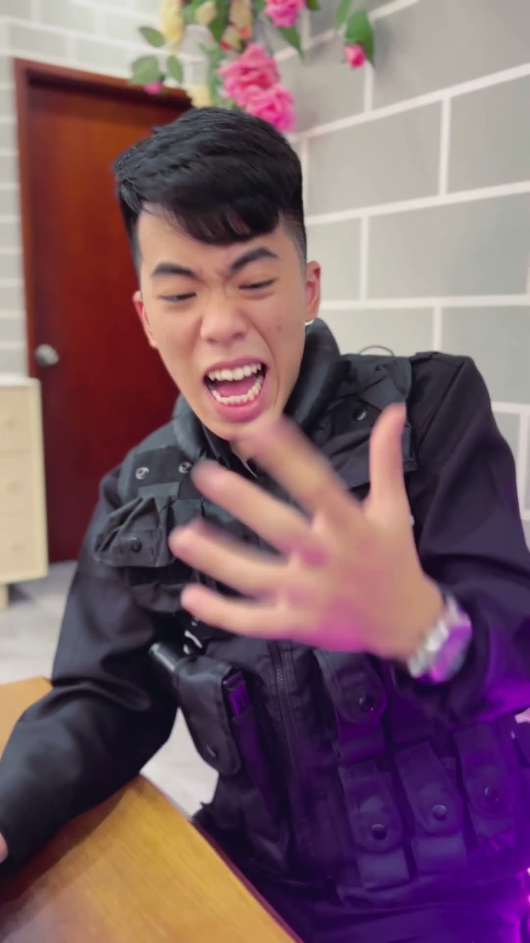 LNS - Nỗi sợ cắt móng tay của Anh Cảnh Sát || The police are afraid of cutting their nails #shorts