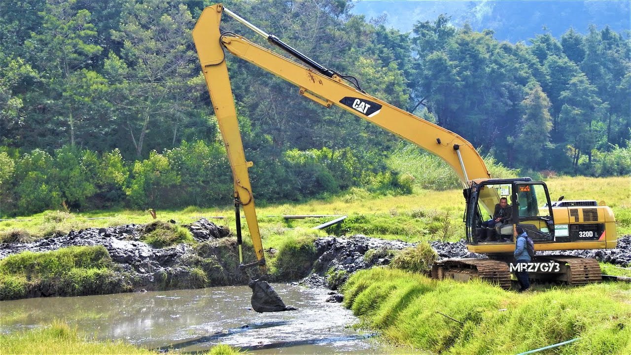 CAT 320D L Long Reach Excavator Clearing Geothermal Waste Water Pond ...