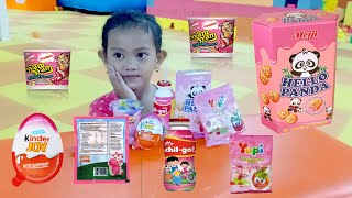 Chalenge Makan Makanan Warna Pink Di Taman Bermain Anak | Salsa and family