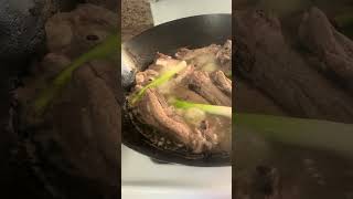 Salsa de jitomate asado y chiles serranos, ajos , cebolla