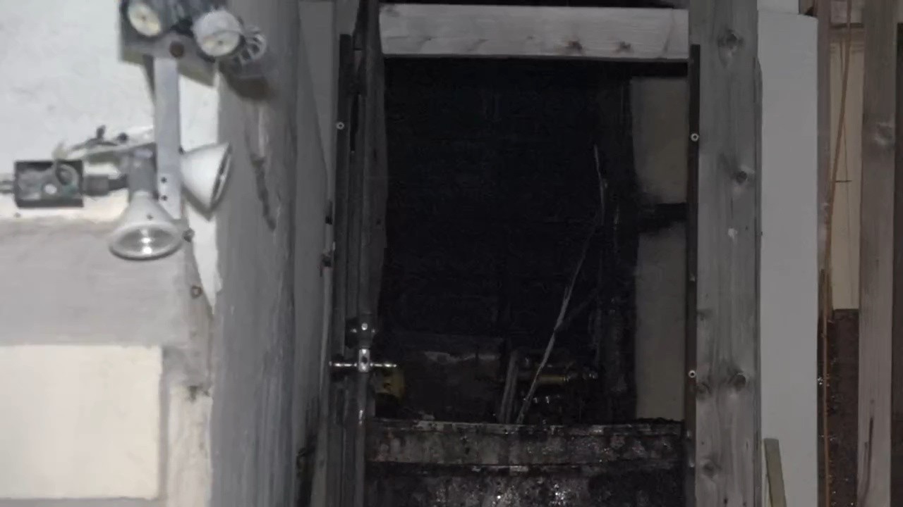 Firefighters extinguish 2-alarm building fire in Waikiki - YouTube