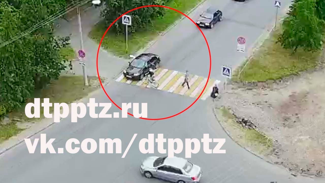 Велосипедист врезался в автомобиль - YouTube