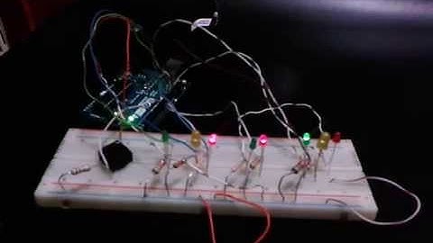 Progetto di un semaforo a due vie con chiamata pedonale su via uno con Arduino UNO