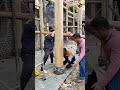 肩の力だけで巨大な梁を持ち上げる！？職人たちの連携が凄すぎる💪🏗️
