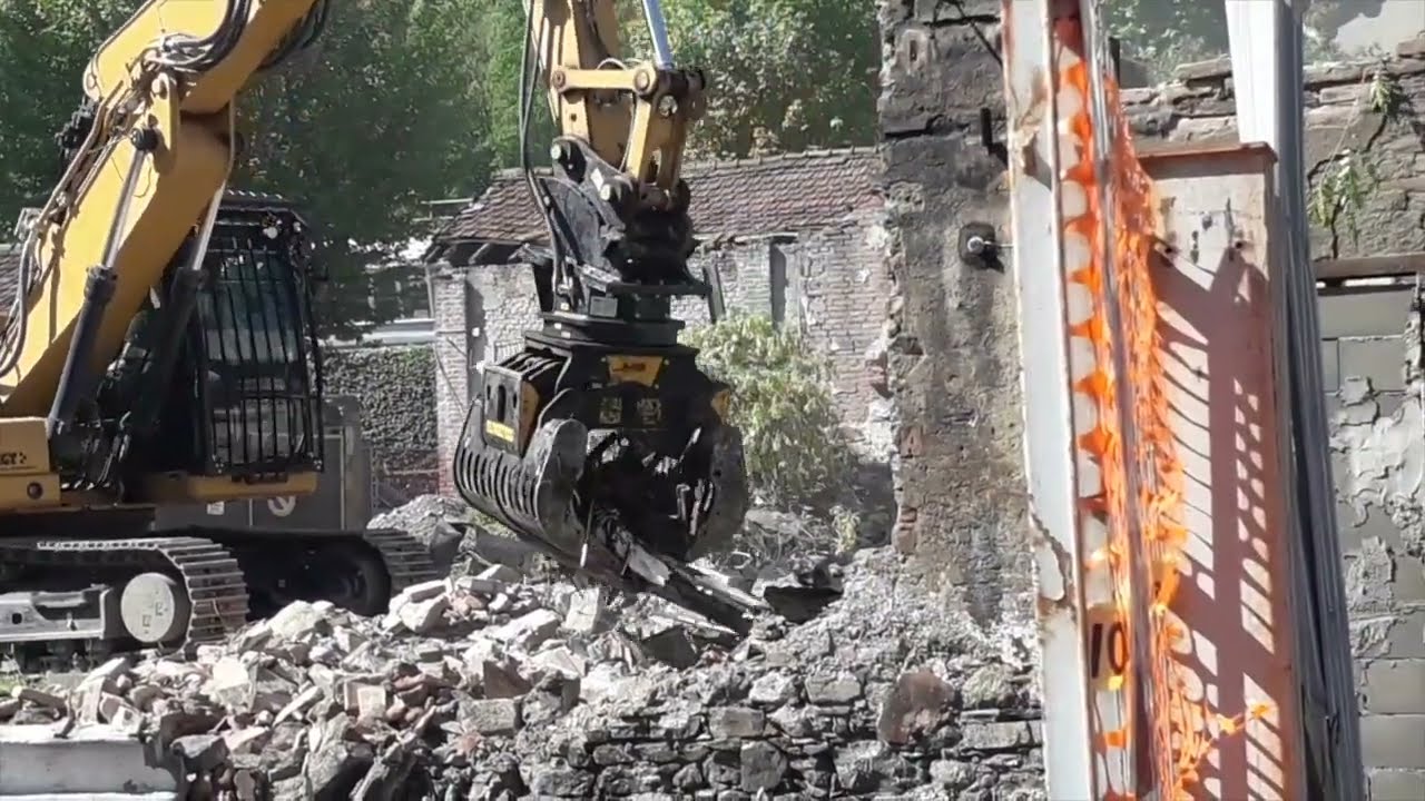 Demolizione di un edificio dismesso in viale Innocenzo XI a Como