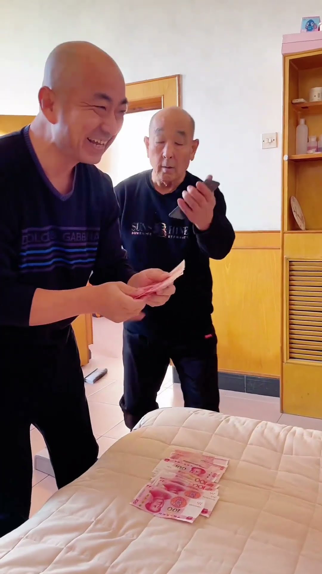 搞笑视频：快乐很简单，搞笑一下，开心就好
 #搞笑 #搞笑视频 #金秋时光 #fun #funny