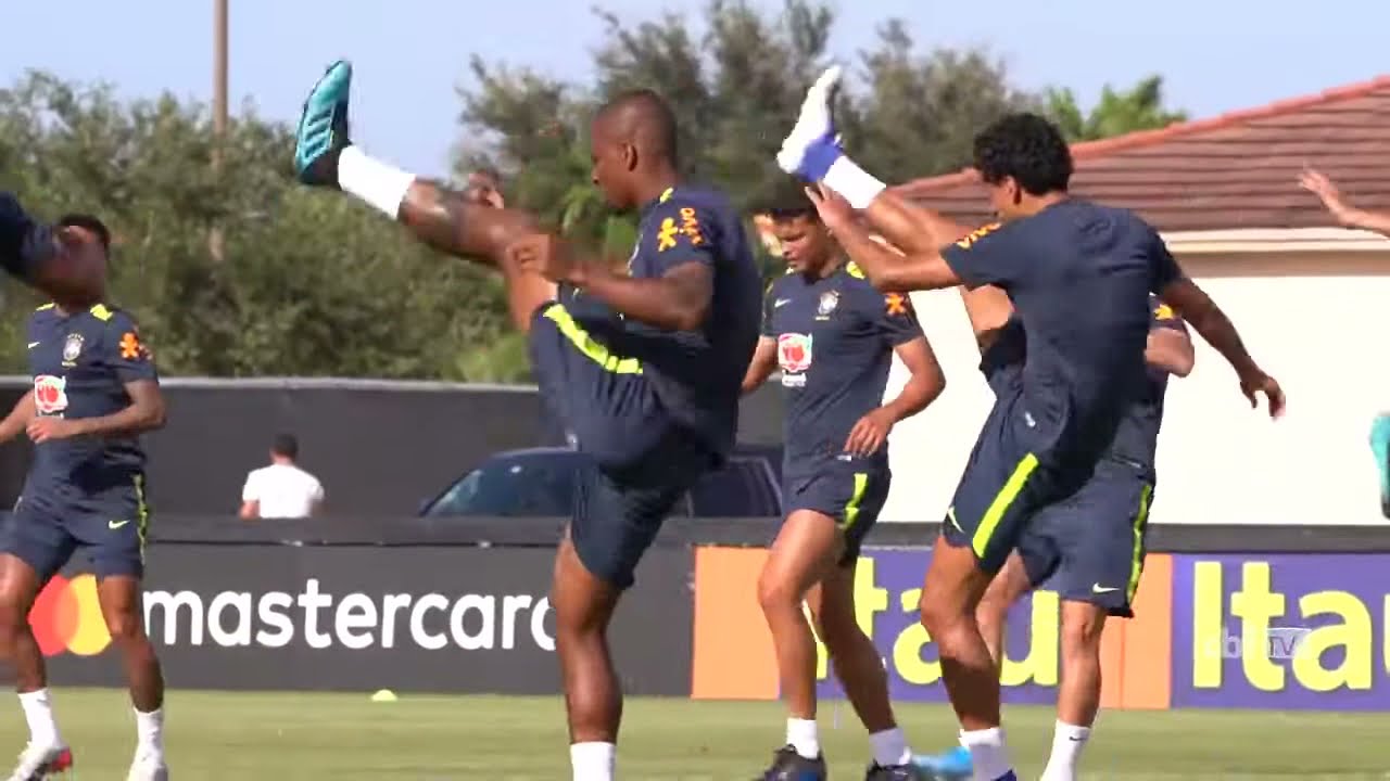 サッカーブラジル代表練習 セレソン流トレーニング Youtube