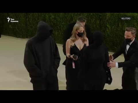 Бейне: Ким Кардашиан Met Gala үшін дымқыл корсет көйлегін қалай қысып алғанымен бөліседі
