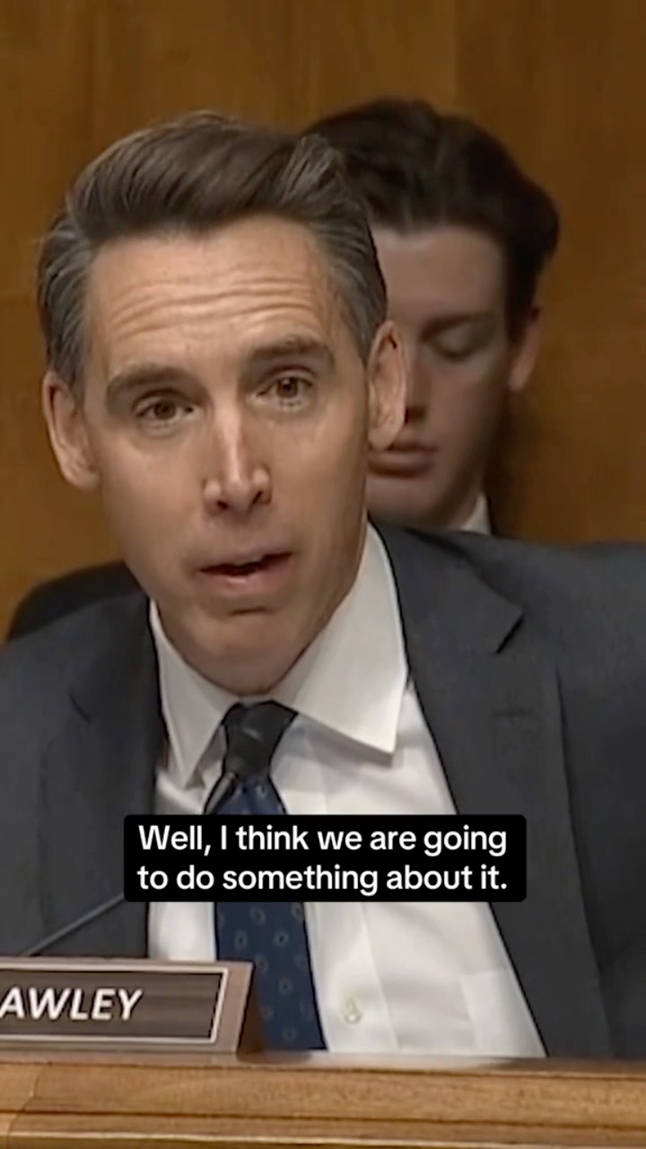 Sen. Josh Hawley grills airline executives at “junk fees” hearing #shorts