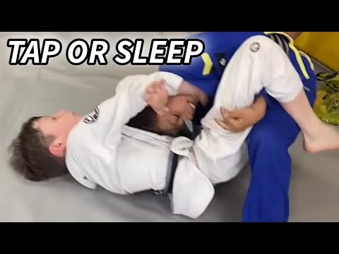 TAP OR SLEEP ?! SUBMISSION #fightingkids #fighting #train #training #gold #submission #win #fight