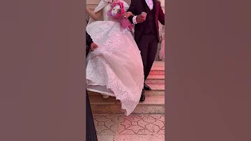 هي صغيرة البيت وخرجت عروسة تحت ذراع بوها 