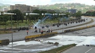 Video: Heridos de bala en un bloqueo de protesta contra Maduro