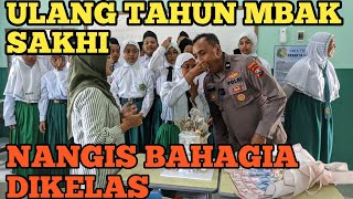 PAK PURNOMO MENANGIS DIDALAM KELAS SAAT ANAKNYA ULANG TAHUN.