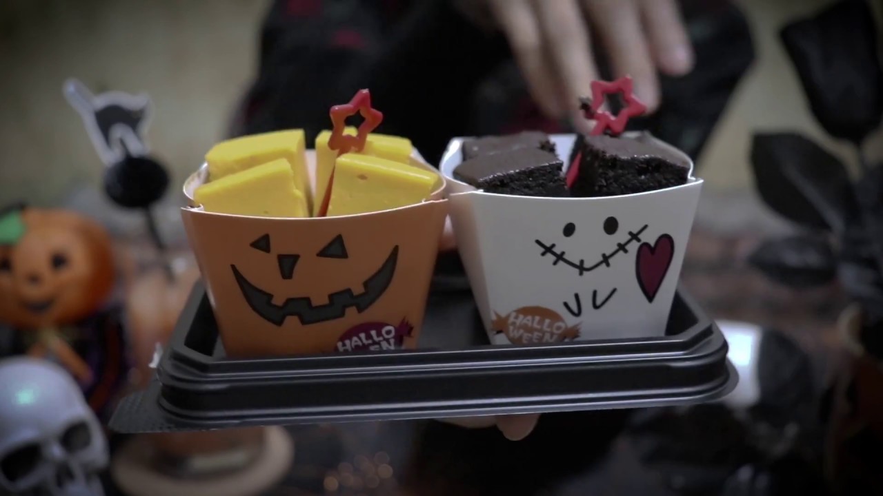 [Japanese ASMR] 🎃 Cake Eating Sounds, Light up Gloves, Whispering ケーキの咀嚼音と光る手袋