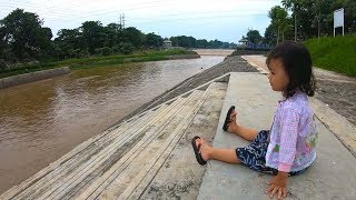 ANAK KECIL BERMAIN DI SUNGAI BANJIR KANAL BARAT SEMARANG