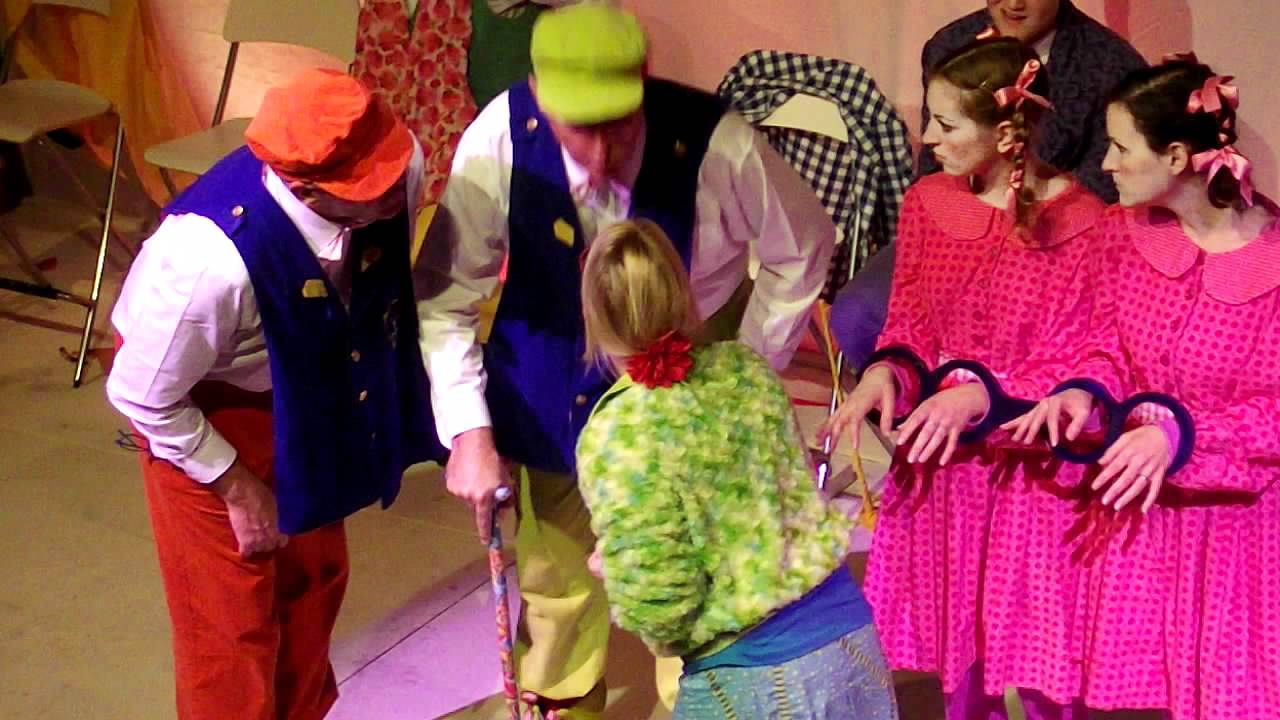 Erge Ellie & Nare Nellie - Bas wordt geslagen en geschopt door de juf