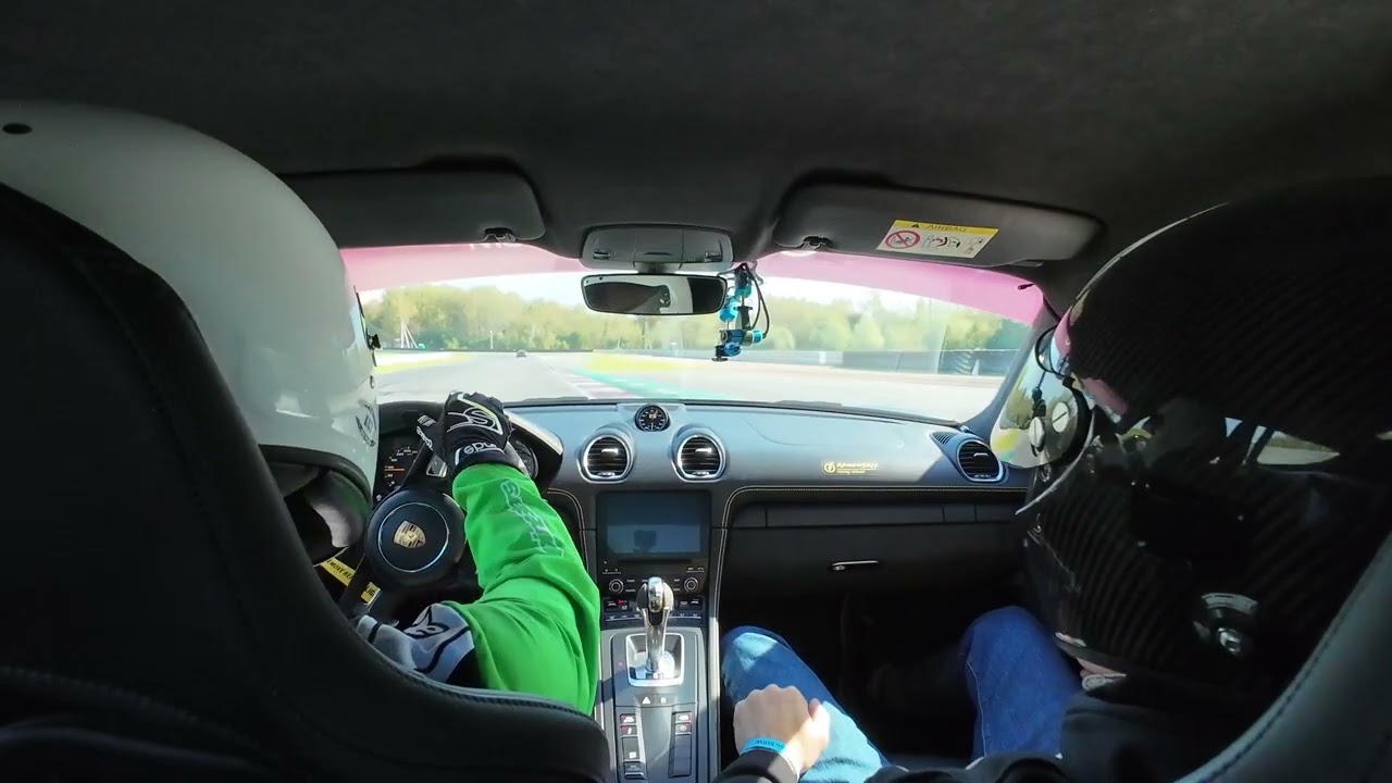 Cayman GT4 vs Nissan GTR MRW