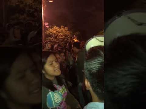 Download lagu VIDEO: Estudiantes de la Usac sacan a encapuchados de los parqueos porque realizan cobros anómalos. VIDEO: Estudiantes de la Usac sacan a encapuchados de los parqueos porque realizan cobros anómalos.