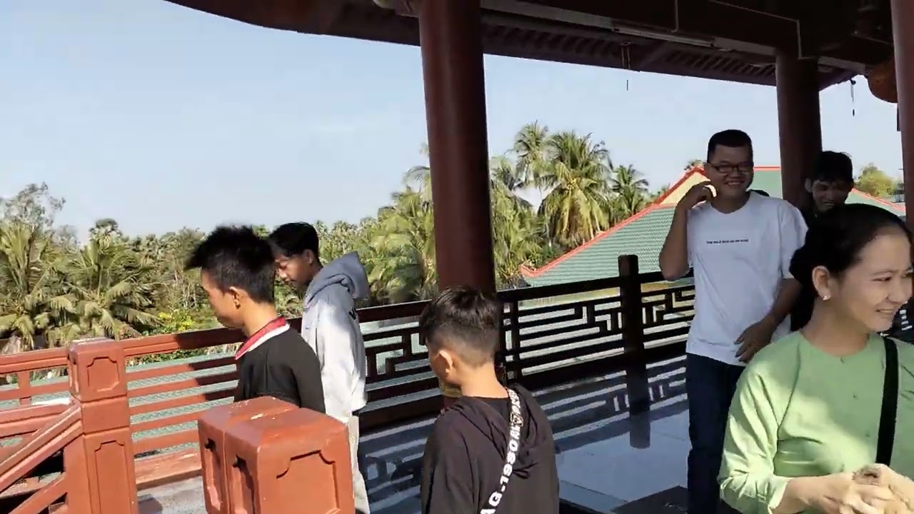 Phong cảnh tại chùa lầu mùng 4 tết 